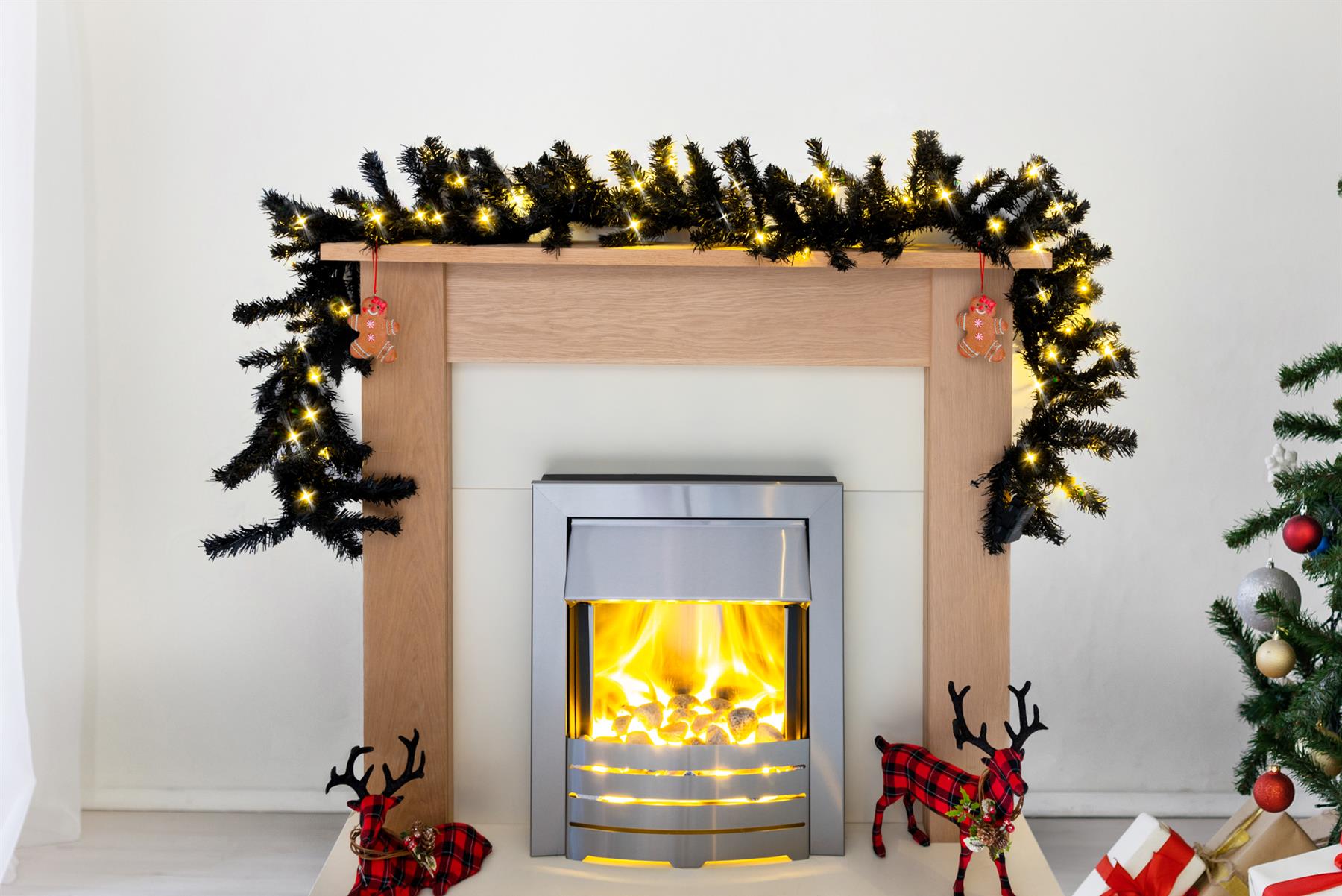 Pre-Lit Alaskan Pine Warm White Leds Black Garland 200Cm