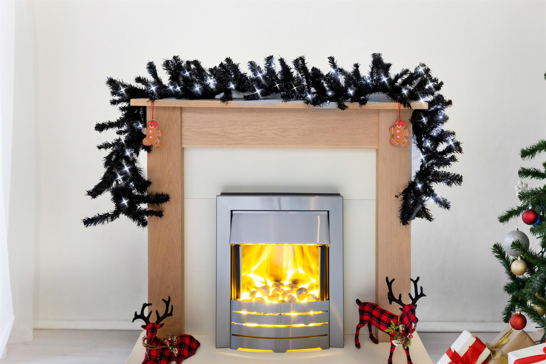 Pre-Lit Alaskan Pine Cool White Leds Black Garland 200Cm