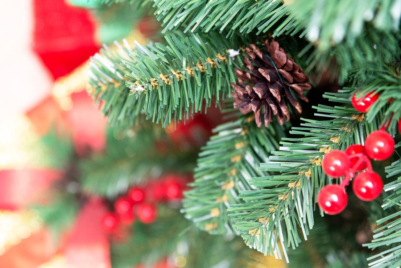 7FT Green Christmas Tree Artificial Bushy Maryland Fir Tips Decorated Berry Pine