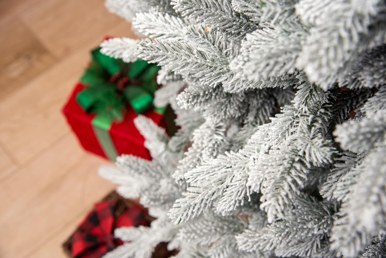 Frosted Snow Flocked Green Oregon Pine Tips Bushy Artificial Christmas Tree Holiday Luxurious Home Xmas Festive Decorations, PVC, 6FT