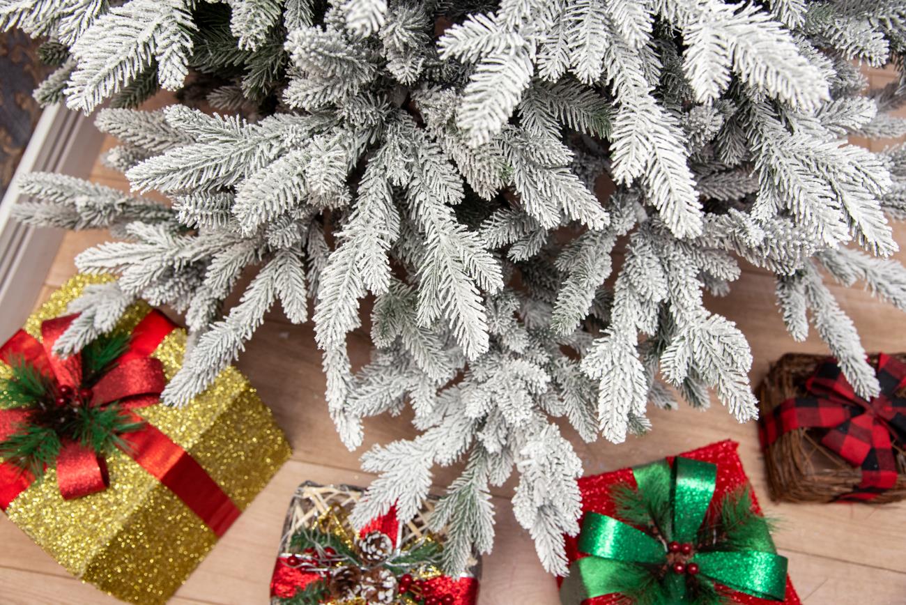 Frosted Snow Flocked Green Oregon Pine Tips Bushy Artificial Christmas Tree Holiday Luxurious Home Xmas Festive Decorations, PVC, 6FT