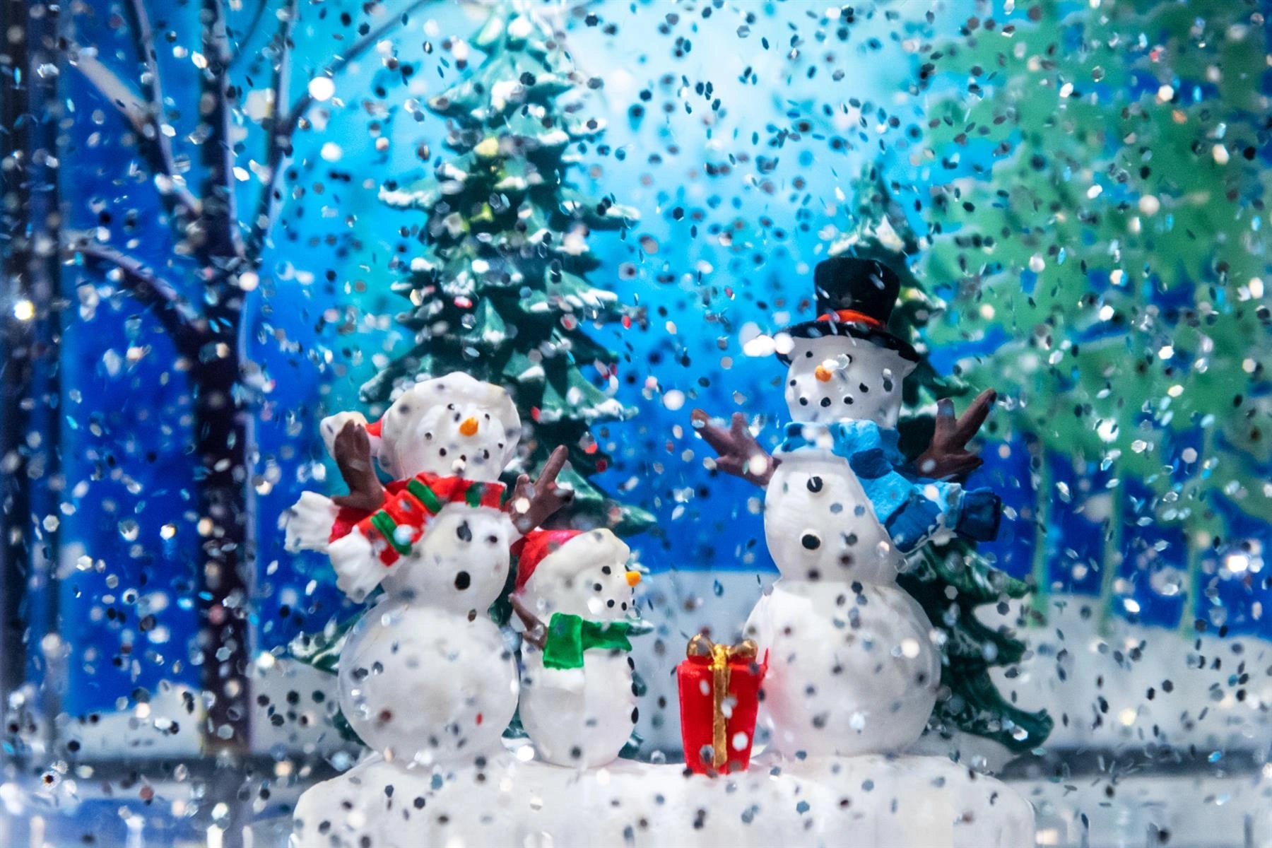 Xmas Decoration Holiday Ornament LED Snowman Scene TV Snow Globe Water Spinner