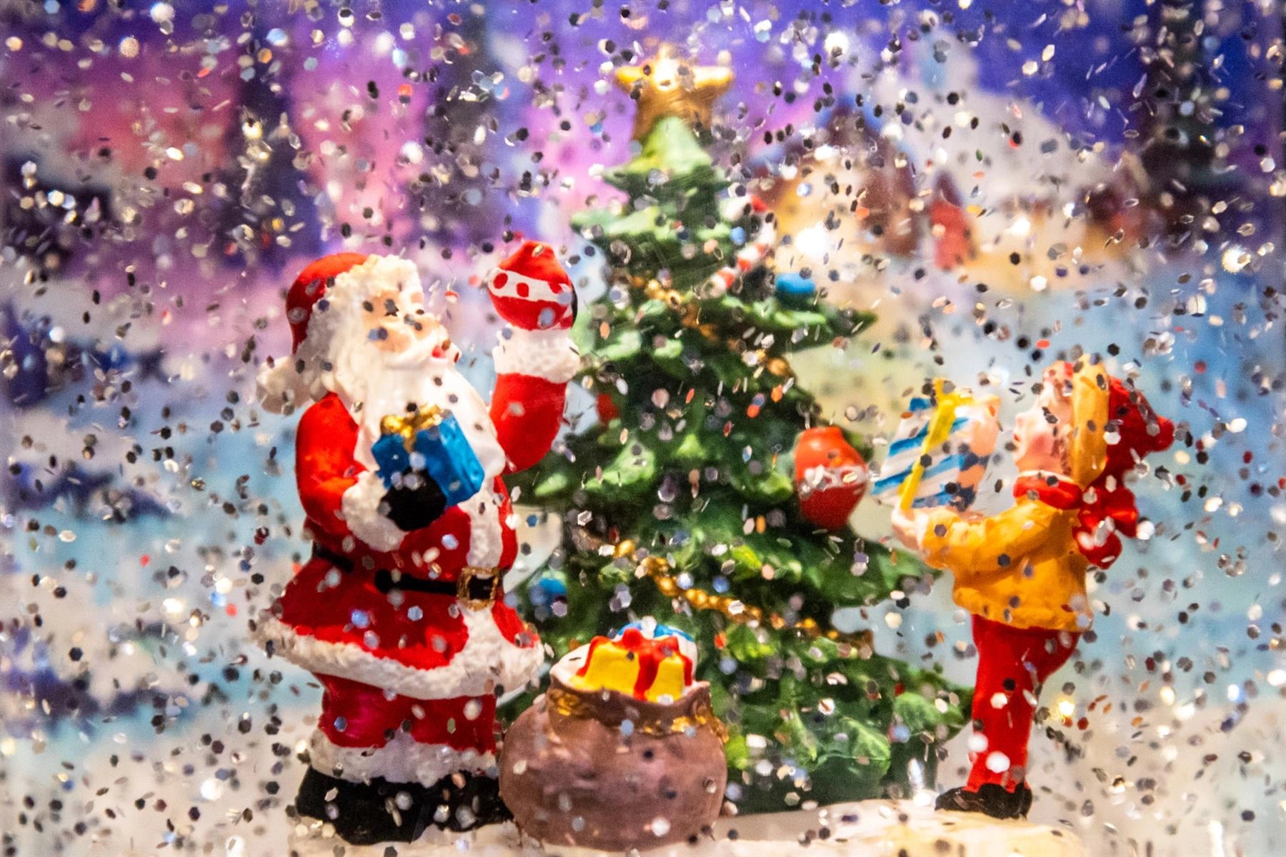 LED Santa Scene Retro TV Snow Globe Musical Water Spinner Xmas Tabletop Decor