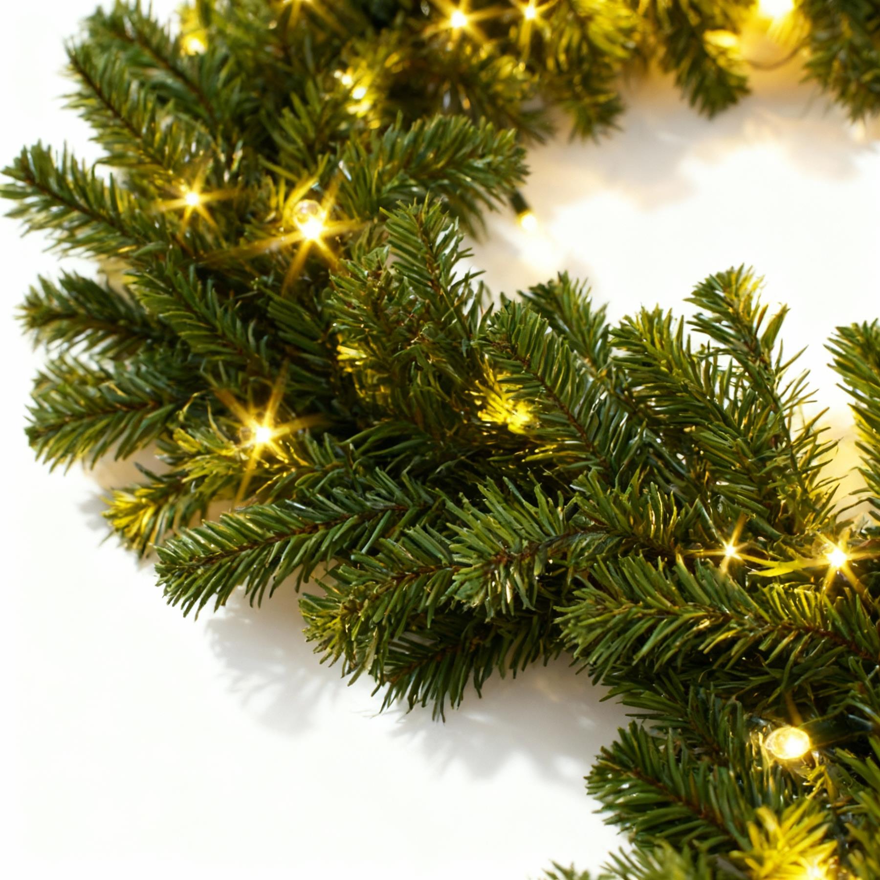 2.7m Alaskan Prelit Green Garland 70LEDs Battery Operated