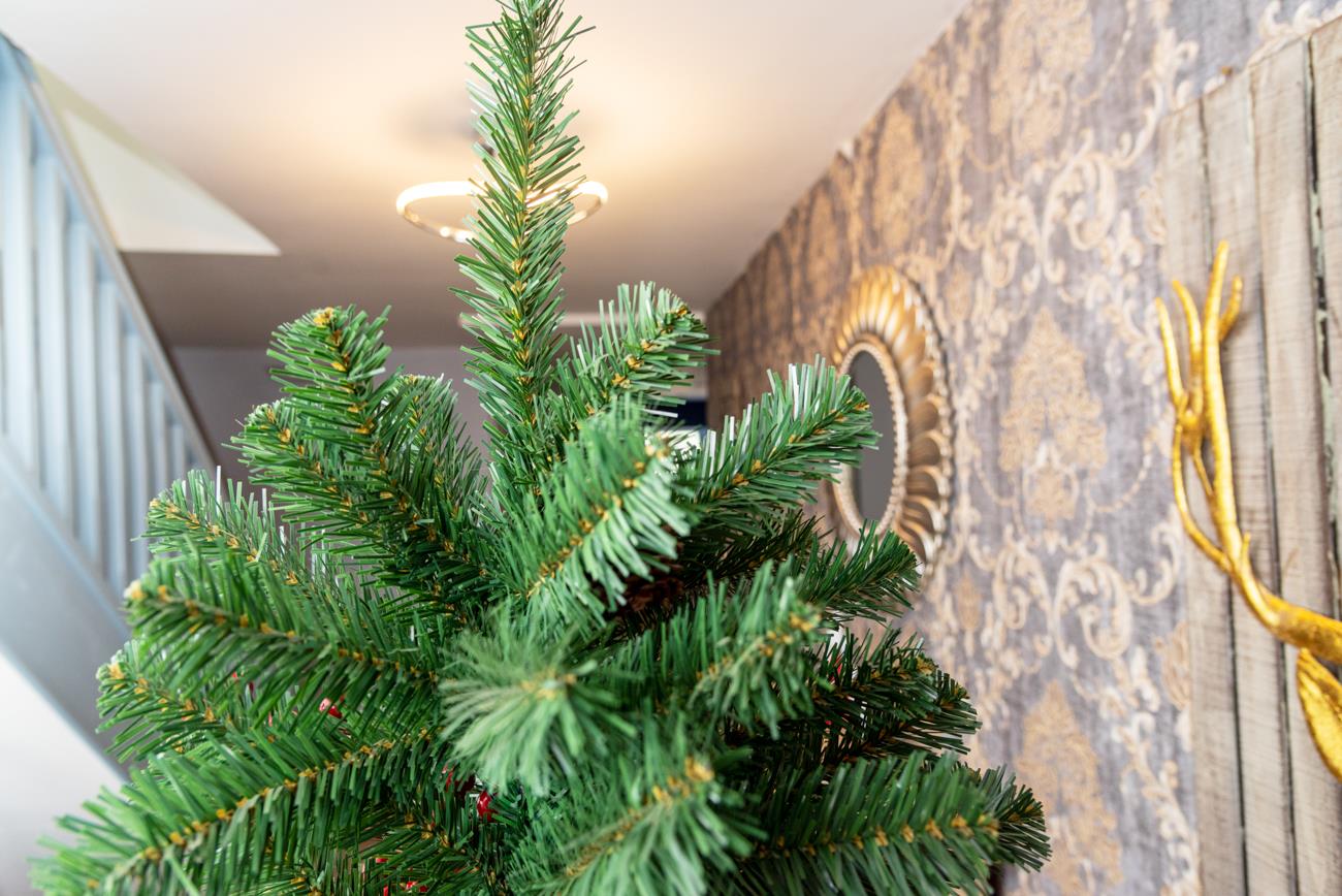 6FT Green Christmas Tree Artificial Bushy Maryland Fir Tips Decorated Berry Pine