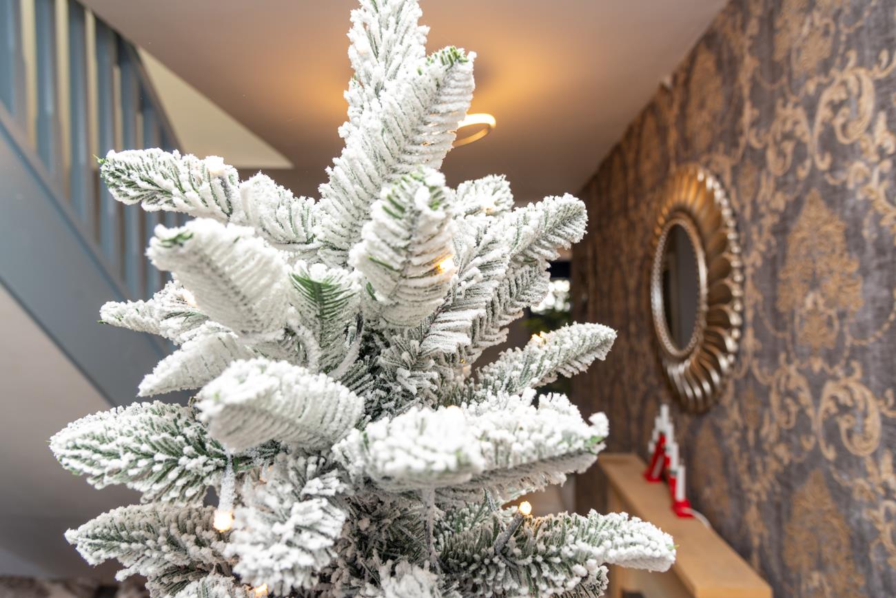 Christmas Tree Pre Lit Flocked Snow Covered Luxury Hinged Xmas Home Decor 6FT